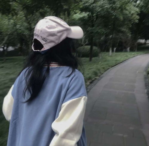 背影似曾相识的温柔女生头像