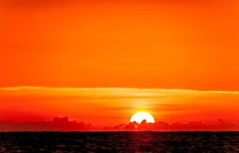 早晨,太阳升起来了改为拟人句