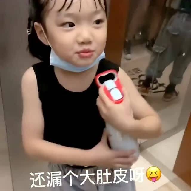 女儿大大的眼睛又呆萌可爱,看得我都萌化了,以后也不知便宜了谁