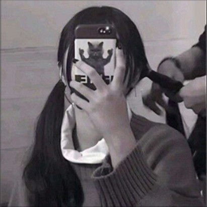 求一个男生给女生扎头发的情侣头像黑白色系