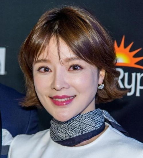 央视女主播因太美,被大她12岁的老公刻意不晒照片,爱情太甜美