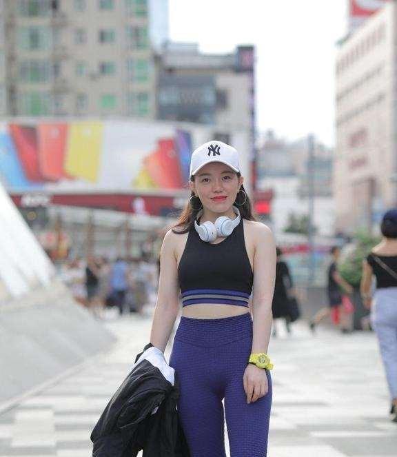 打底裤塑造经典身型,凸显女性那知性优雅的气质,端庄大方