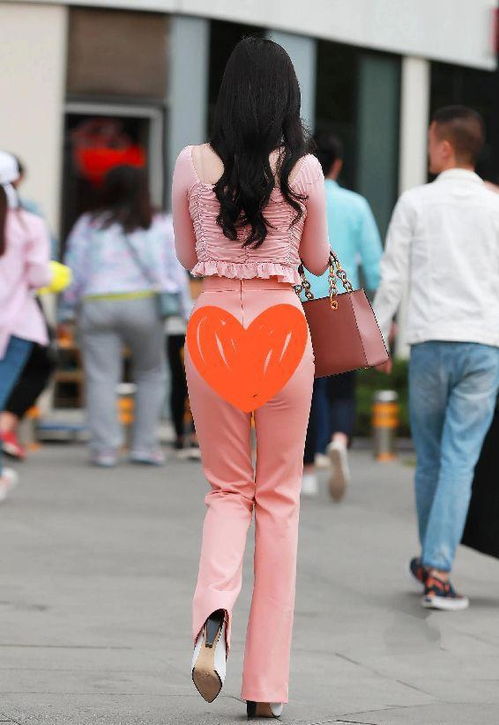 街拍美图一身粉红色的套装,成熟女人也有一颗少女心