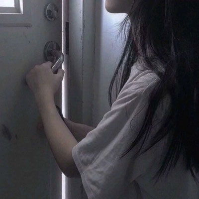 头像女生背影伤感孤单海是孤单的泪