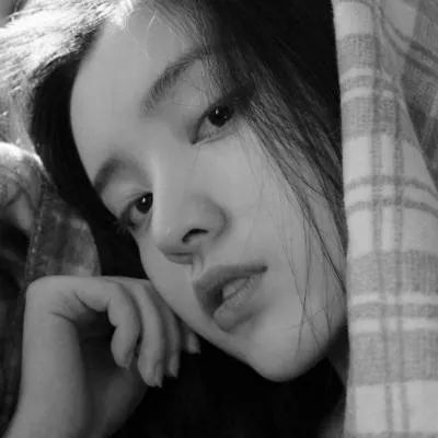 伤感霸气的黑白色女生头像这个世界有趣没趣的是我