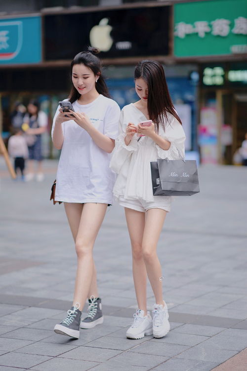 美女街拍高冷妩媚的妹子,牛仔短裤的穿搭,青春范十足