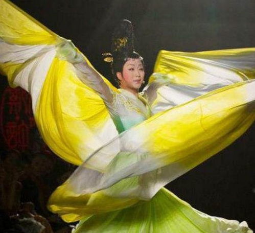 李玉刚又作妖了,扮女装走巴黎时装周的舞台,老外分不清是男是女