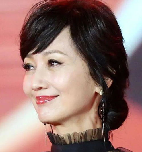 赵雅芝确实是66岁了,还在扮26岁少女,她的手早就又干又瘦了
