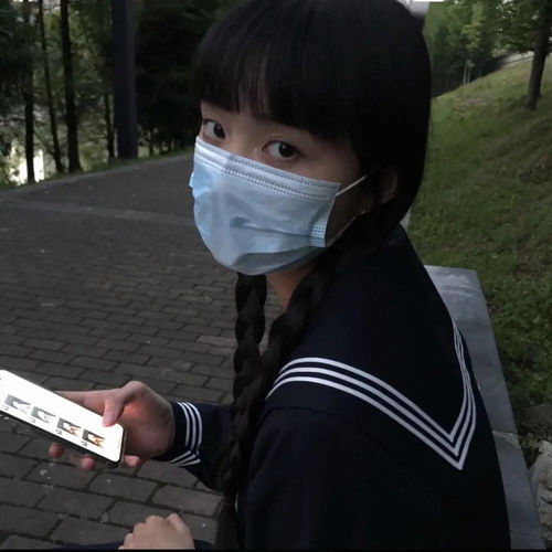 女生头像过着平凡的生活
