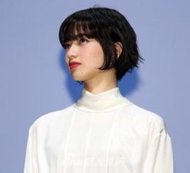 女星小松菜奈参加电影活动剪短发甜美可爱