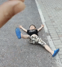 搞笑gif狗崽我的街舞比你们强,老土