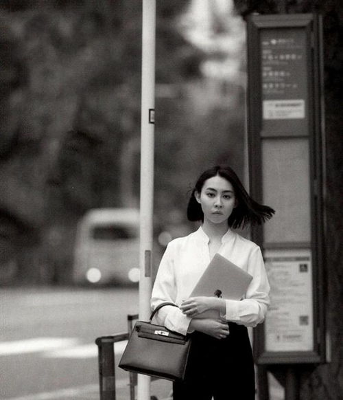 16套时髦的早秋搭配,看经典大气的黑白色演绎40优雅女人味
