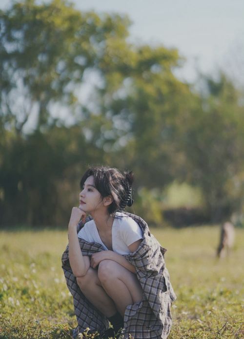 章若楠衬衫小短裤,如阳光明媚的森系少女,青春活力