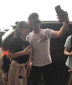 合影绅士手宁泽涛遇到美女粉丝一脸呆萌,林丹变乖双手很规矩