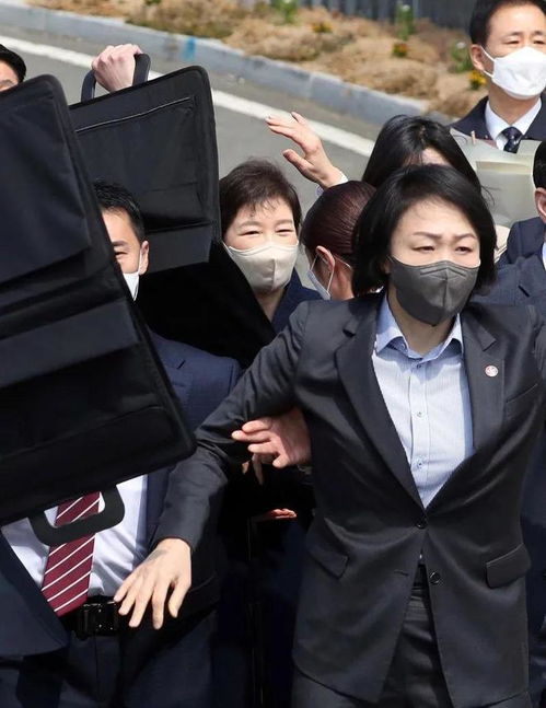 太酷特朗普遇刺现场图集8位保镖现身了,美女保镖最帅最忠诚