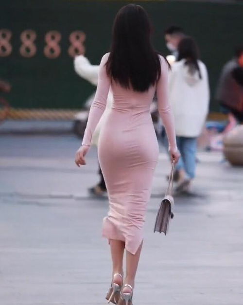 美女一袭粉色长裙,通过裙子来传递美,温柔优雅迷人