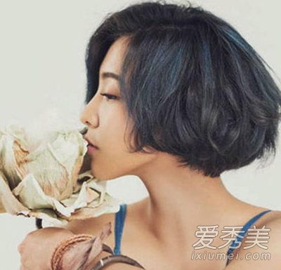 女孩带脖子的短发不仅在夏天流行
