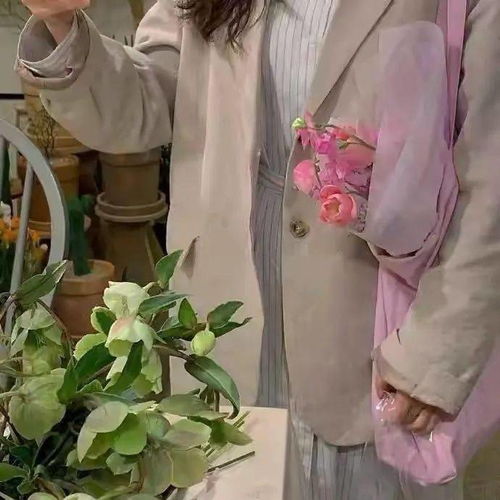 女生手捧鲜花头像