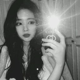 短暂空格的黑白女生头像廉价的爱