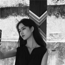 冷酷霸气的女生黑白头像2018别怕被笑话而活成了笑话