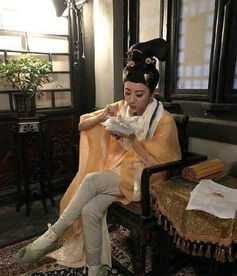 娱乐圈的吃货女星,景甜最爱烤串,赵丽颖爱吃龙虾,唐嫣喜爱甜品