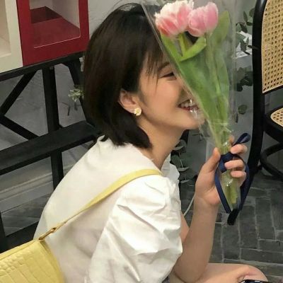 2022真人女生手捧鲜花的头像很唯美我崇拜你像个英雄你宠我像个孩子