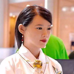中国的美女机器人多多这位竟然是踏着风火轮来