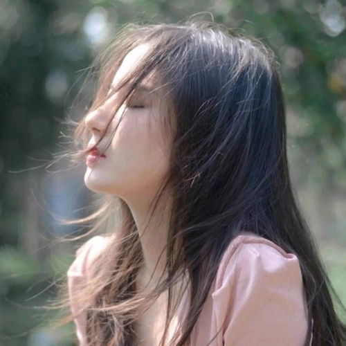网易云热评学校的晚会,我在台上唱这首歌,看到我喜欢的女孩子,在角落