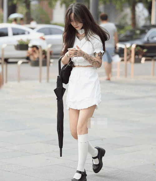 迷人靓丽的美女街拍青春活力的时尚美女,怎么搭都好看