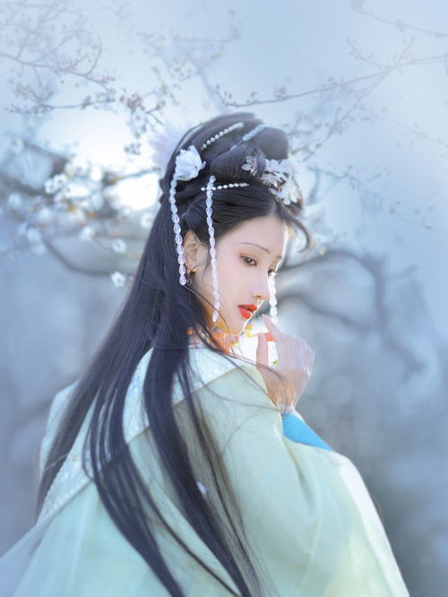 穿汉服的女生也太漂亮了吧,清纯又脱俗,像是画中走出的美人