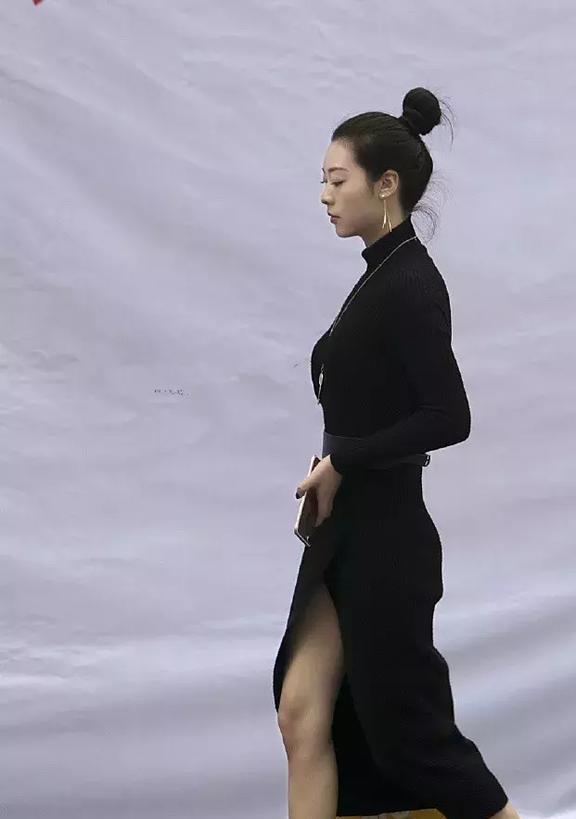 紧身的上衣,个性的先带带着流苏的设计,看上去飘逸又气质