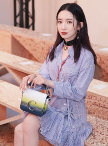 孟美岐真会穿,一袭蓝色条纹裙配短靴,同框张嘉倪也不输美貌
