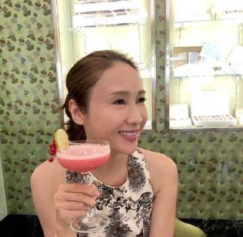 49岁黎姿也老了不少生日穿粉裙少女感十足,可惜发际线后移严重