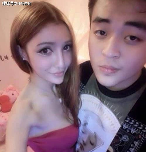 父母是聋哑人,成名后抛弃原配娶小15岁娇妻,如今儿子也很像他