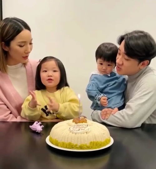 李亚男一家为王祖蓝庆生,大女儿唱生日歌软糯可爱,妹妹全程呆萌