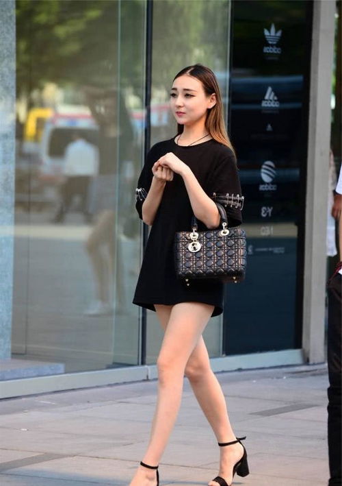 路人街拍,靓女穿绿色的圆领短袖t恤,非常的显少女气息