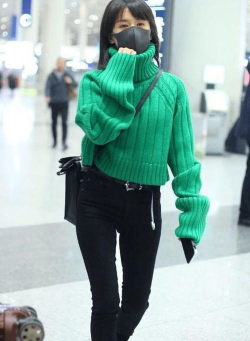 女明星亮相机场,一身绿毛衣配黑裤超有范,尽显优雅女神范