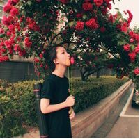 女生头像手拿花朵鲜花