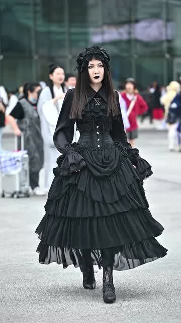 暗黑系女生果然高冷,这走路都带风,平常人都不敢靠近