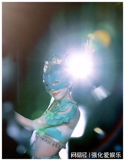 宣璐舞姿好美,仙气十足,随着音乐节奏翩翩起舞,宛如嫦娥