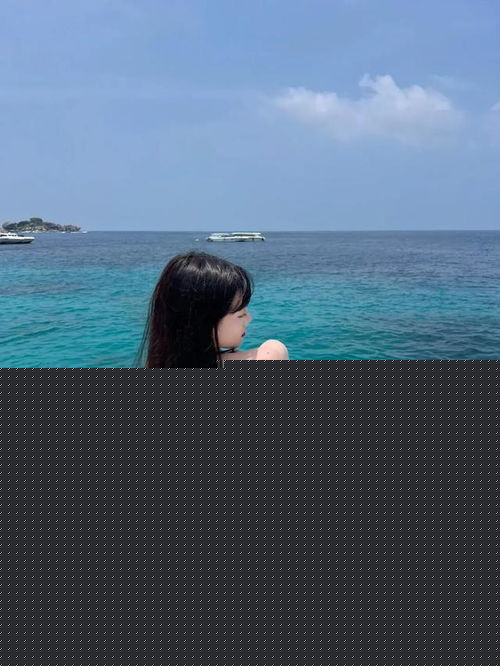美呆了波涛中的风情比基尼美女与海上游艇的激情相遇