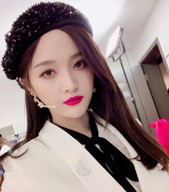 周冬雨亮片裤装超吸睛,妥妥小仙女