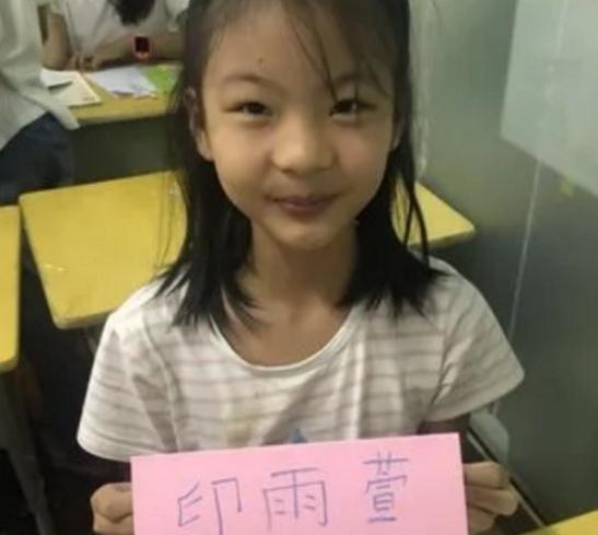 女生因姓名极简走红,连名带姓才2笔,老师却说念不出口