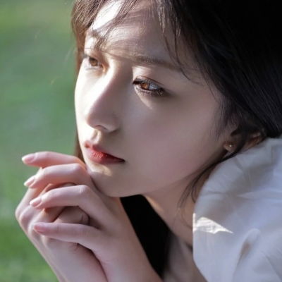 温柔惹人怜爱的美女超级好看的头像无人做你的光芒就自己照亮远方