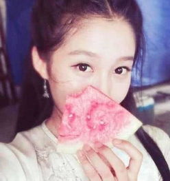 女星片场吃水果,关晓彤可爱,热巴吃道具,baby随性,赵丽颖认真
