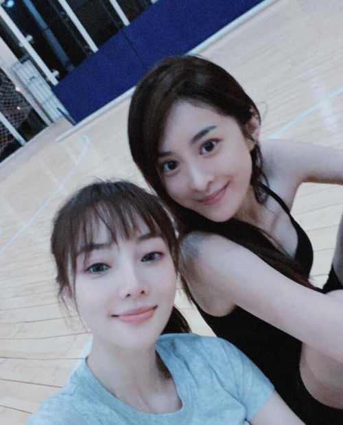 李小璐王若雪拍闺蜜照,闭单只眼搞怪卖萌,40岁仙气飘飘美如少女