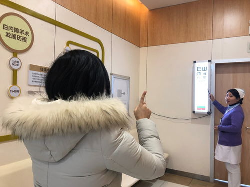 飞蚊症困扰女大学生19岁女孩患眼疾致抑郁险退学