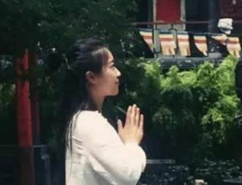 终南山女隐士王芝霞43岁皈依佛门,85岁连续打坐参禅108天