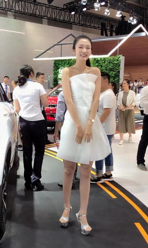 美女模特穿上连衣裙,气质出众,背影很好看