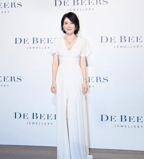 钟丽缇总是这么敢穿一袭白色紧身裙显露身材曲线,魅惑感十足